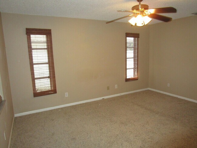 Building Photo - 1814 SE 4th St