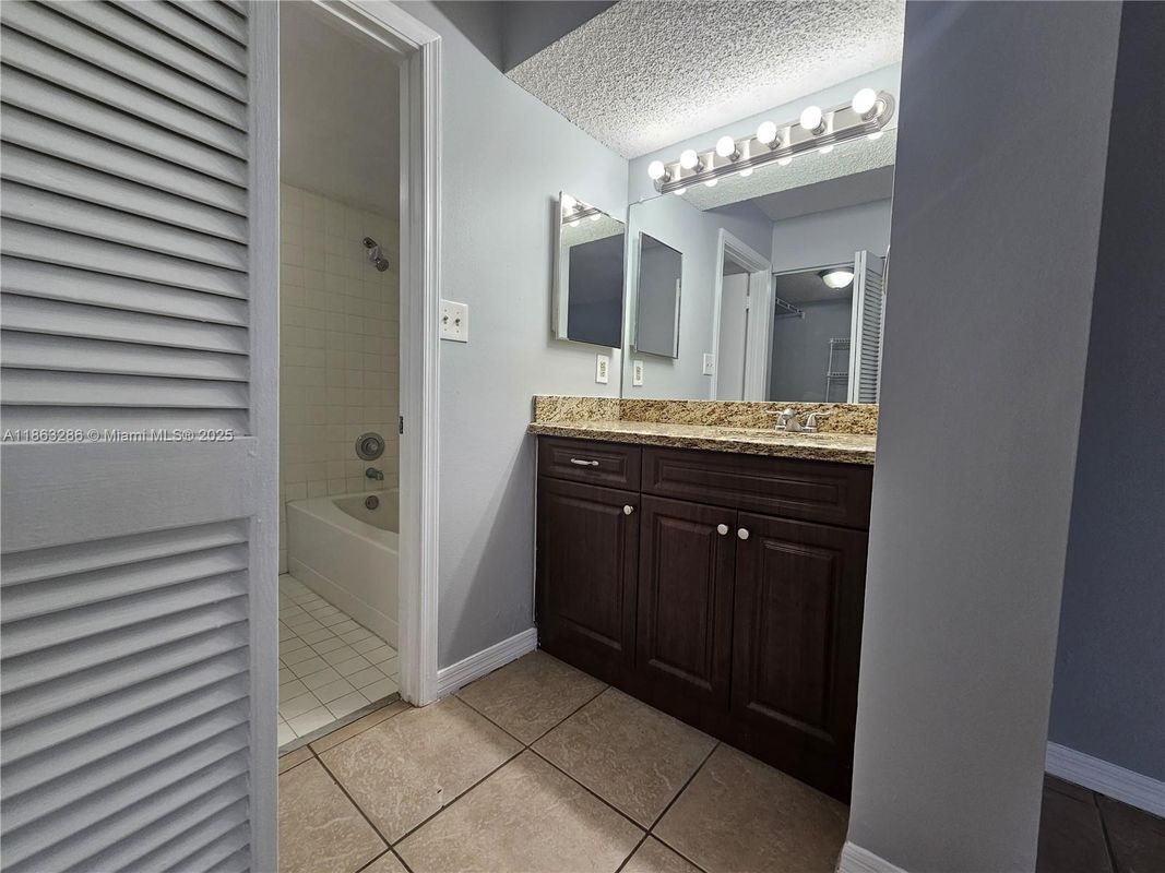 Building Photo - 8106 Glenmoor Dr