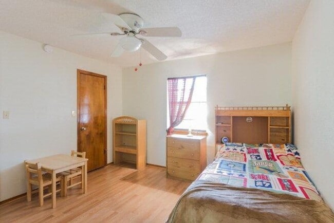 Building Photo - Cute & Convenient Home in Mission!