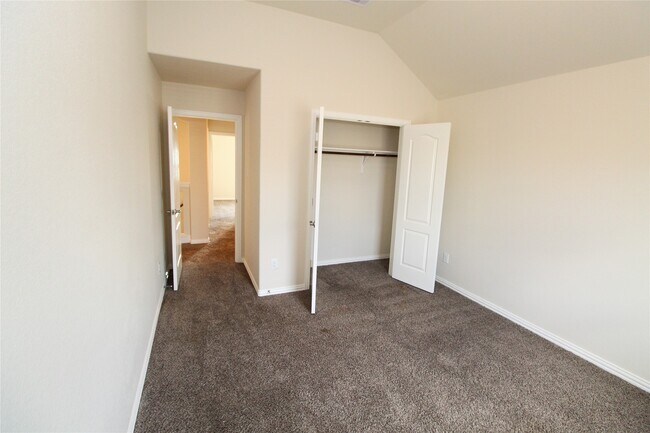 Building Photo - 627 Oak Cir Dr E