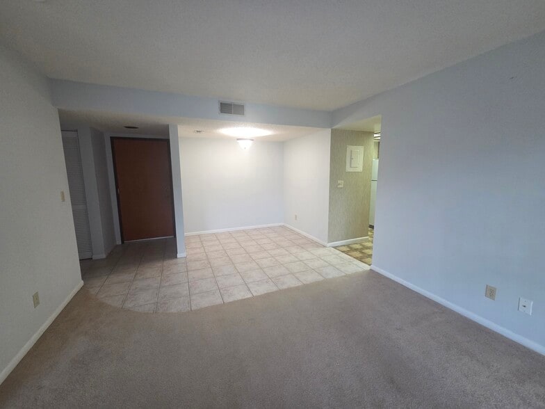 Dining Area - 2581 Countryside Blvd