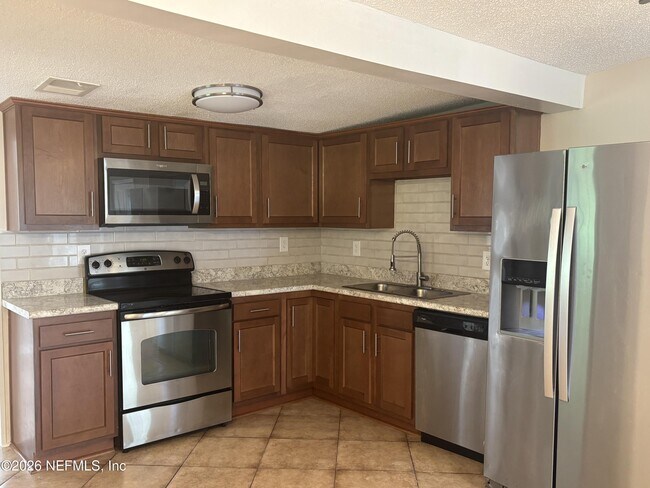 Building Photo - 2842 Tulip Cir E