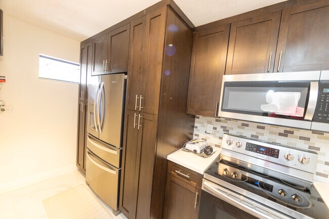 Building Photo - 11060 S Lakeview Dr
