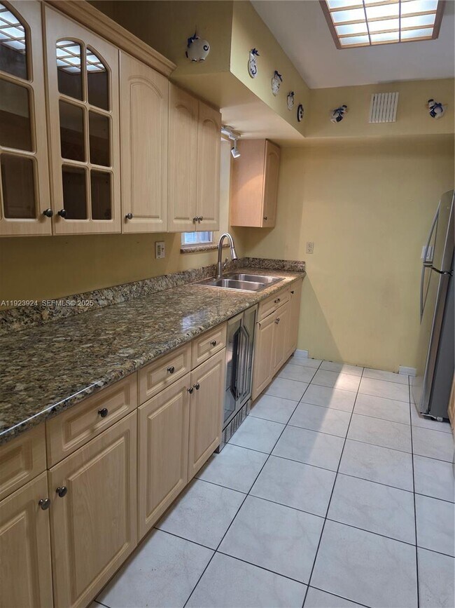 Building Photo - 1560 W 53rd Terrace