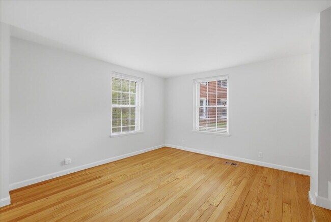 Building Photo - Elegant End-Unit Fairlington Villages Townhome with Private Balcony & Exceptional Community Ameni...