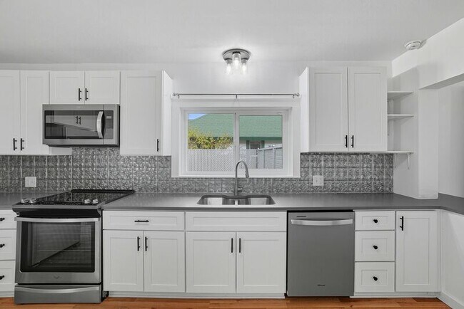 Building Photo - 1731 E Sanson Ave