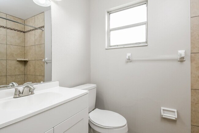 Building Photo - 999 Tomes Ct