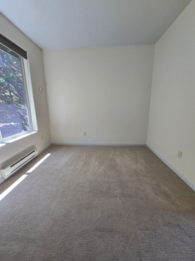 Building Photo - Beautiful 2nd story unit with beautiful vi...