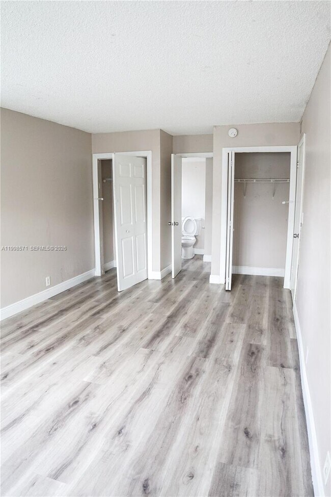 Building Photo - 4280 Woodside Dr