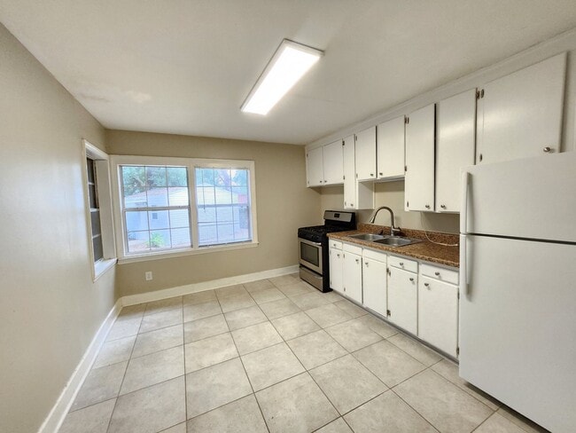 Building Photo - 3000 Torres Ave