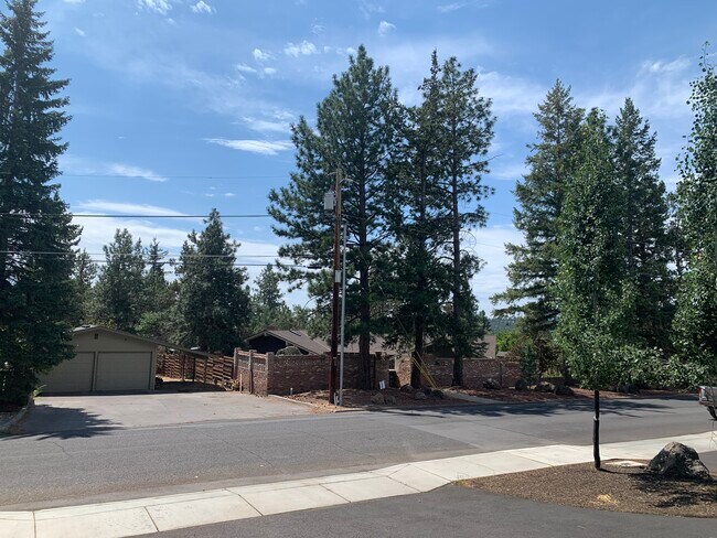 Building Photo - 2035 NW Eastes St