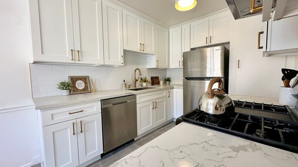 Building Photo - 113 N Parish Pl, Burbank, CA 91506