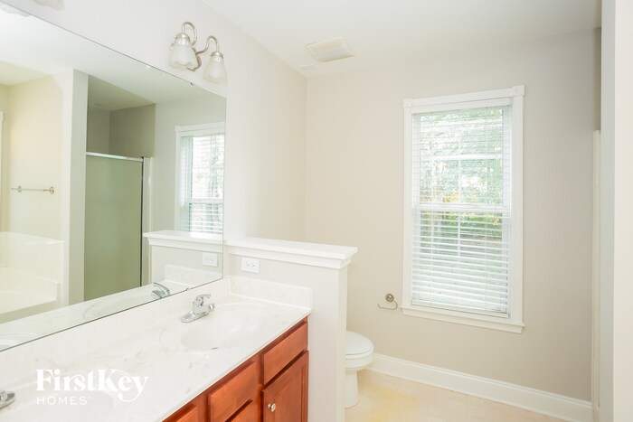 Building Photo - 472 Riverglen Dr NW
