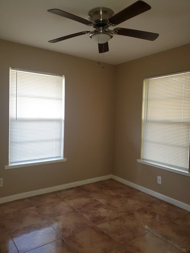 Building Photo - 814 E Ebony Dr