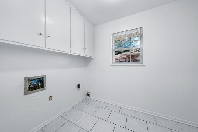 Building Photo - 924 Imperial Dr