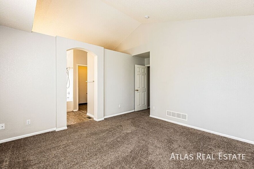 Building Photo - 5045 Sweetgrass Ln