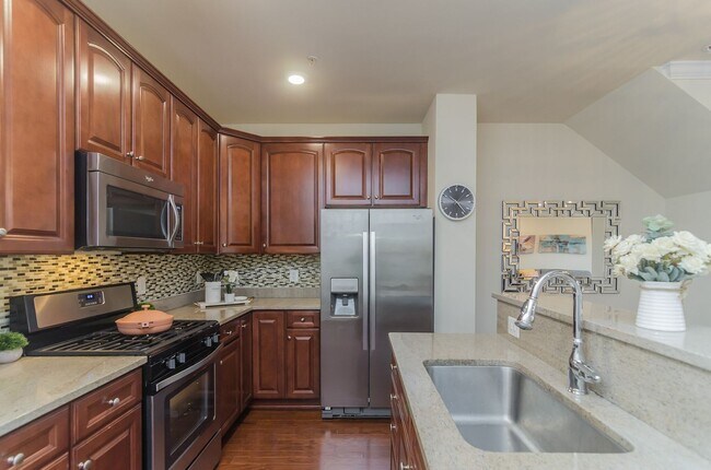 Building Photo - Beautiful and within walking distance to a...
