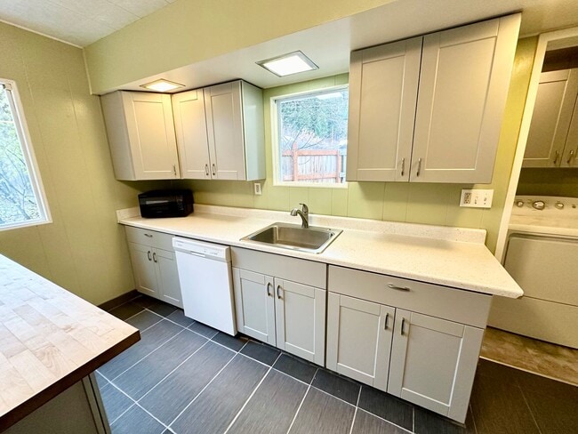 Building Photo - Inviting 3 Bed, 1 Bath Home in Roslyn, Whe...