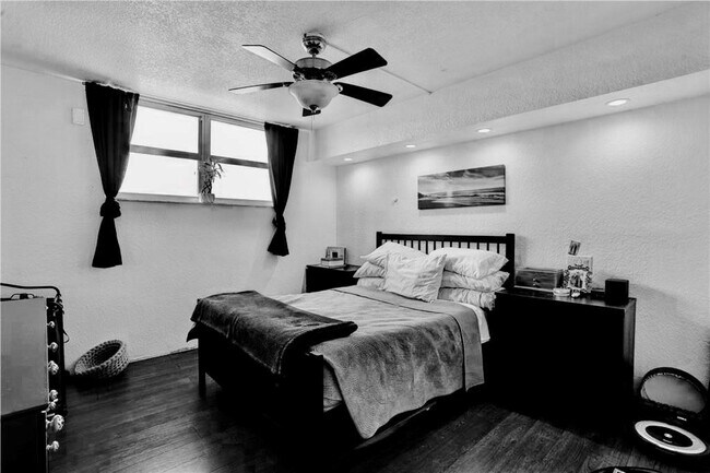 Building Photo - 2400 NE 10th St