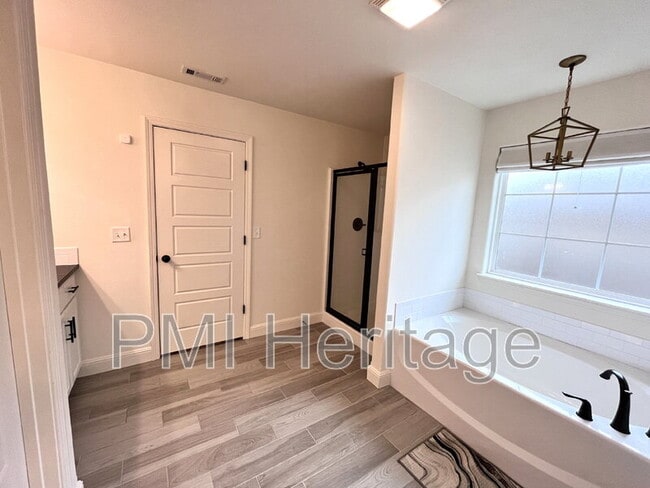 Building Photo - 6002 NW Meade St