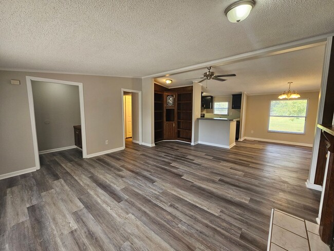 Building Photo - NEW LISTING!!!!!