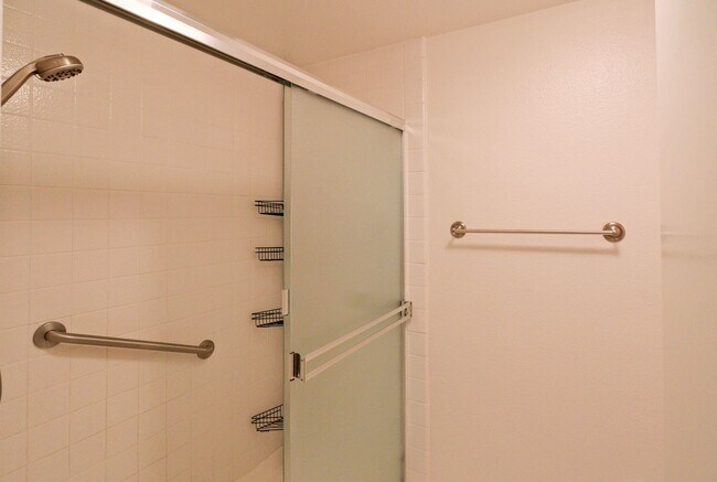 Building Photo - Spacious 3 Bedroom 2 Bath townhome for ren...
