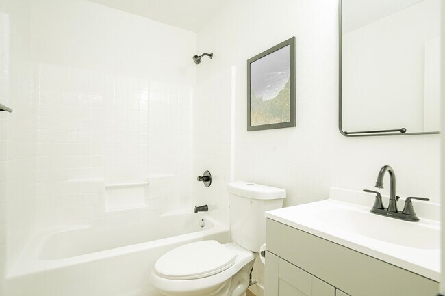 Building Photo - 323 Celia Cir