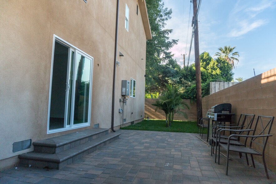 Building Photo - 6850 Encino Ave