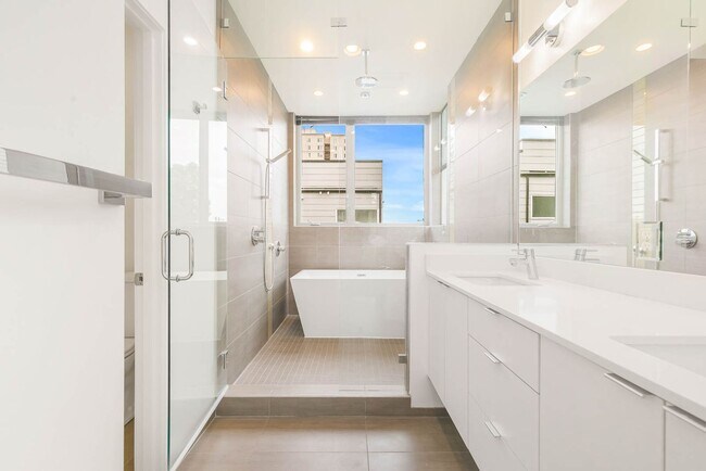 Building Photo - 3 Bedroom Modern Industrial Townhome with City Views & Rooftop Oasis