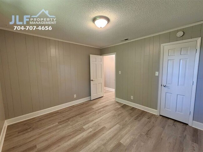 Building Photo - Spacious 3 Bed/2.5 Bath Duplex With Basement.