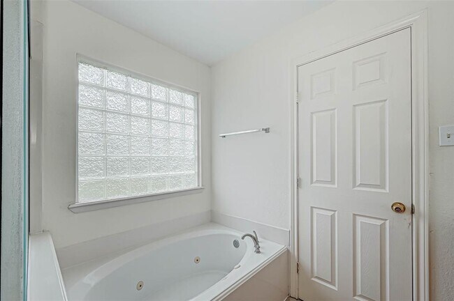 Building Photo - 5815 Plantation Crest Dr