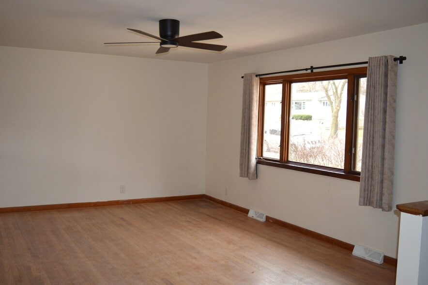 Building Photo - 425 Mineau Pky