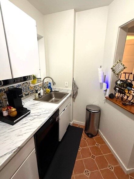 Building Photo - 993 Memorial Dr