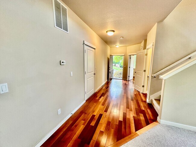 Building Photo - Beautiful 6-bedroom 4-bathroom home in an upscale neighborhood in the Sexton Mountain section of ...