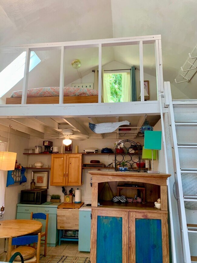 Building Photo - Beautifully Updated Clearwater Cottage Home in a Prime Location Near Beaches & Shopping