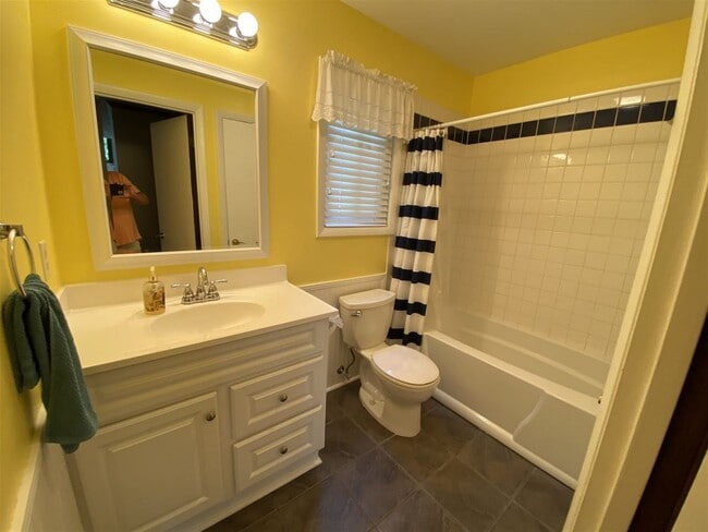 Building Photo - 2829 Hopkins Dr