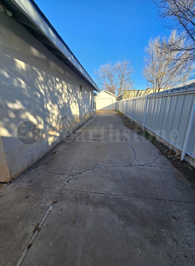 Building Photo - 1307 Gidding St