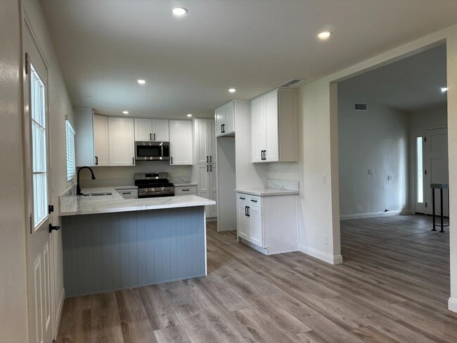 Building Photo - Fully Remodeled Single-Level Encinitas Gem...