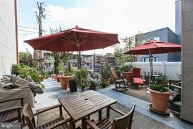 Building Photo - 2026/2027 Gorgeous Village Lofts 2bd plus ...