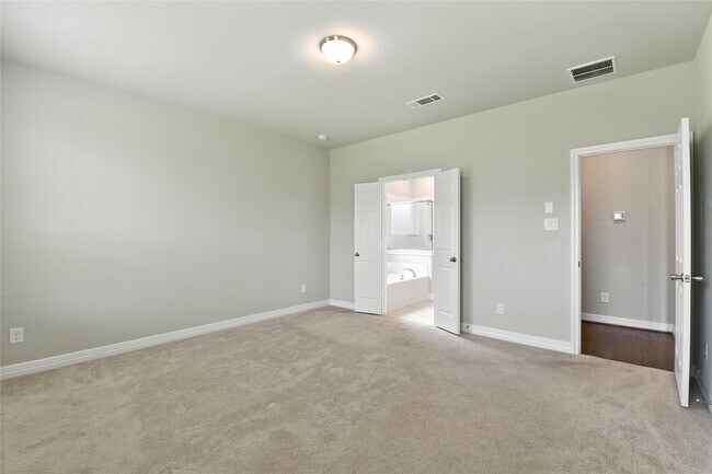 Building Photo - 13207 Rowan Grn Dr