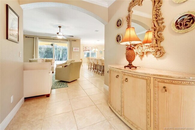 Building Photo - 521 NE Abaca Way