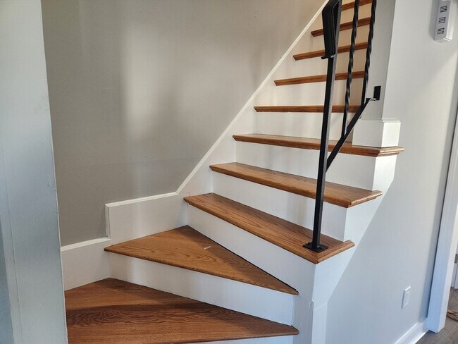 Building Photo - 11 Regina Rd