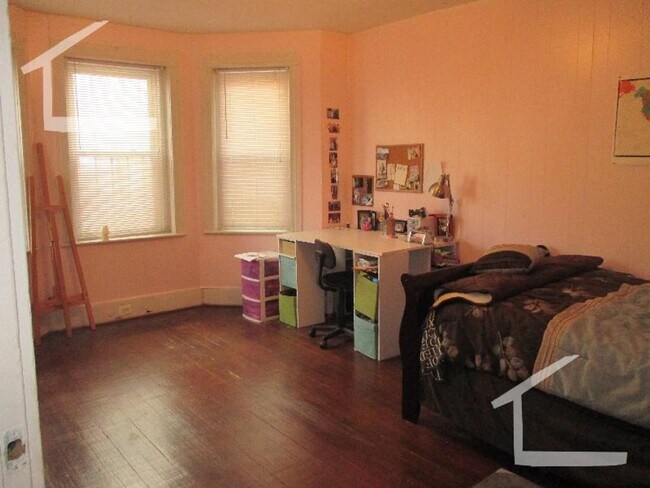 Building Photo - South Huntington 3-Bed