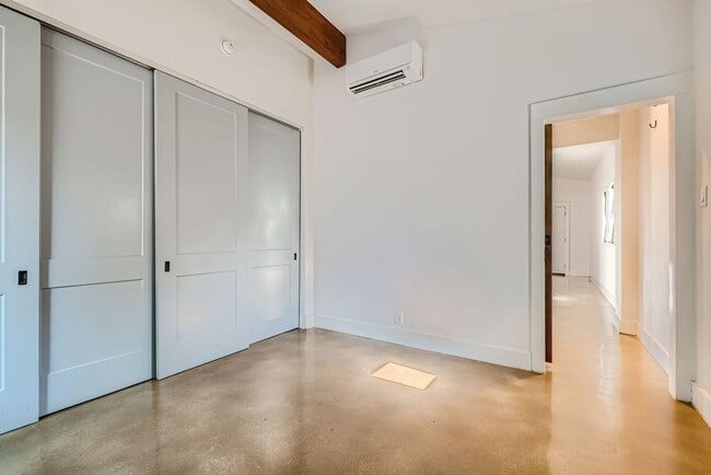 Building Photo - Home with Guest Suite