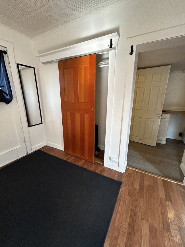 Building Photo - Studio with tiled shower close to downtown, campus, and SEL - Available August 5th