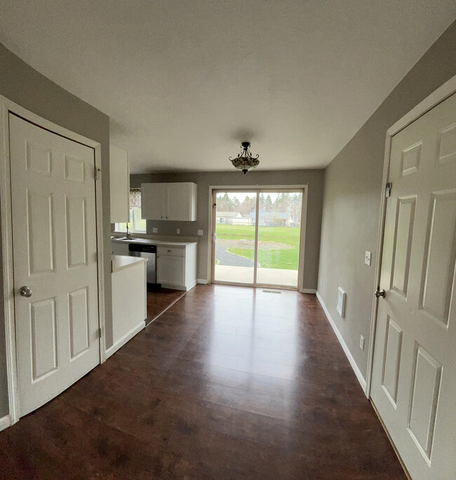Building Photo - 6690 Basswood Dr