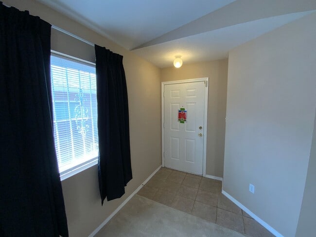 Building Photo - 3 Bedroom Townhome Available Near Southern...