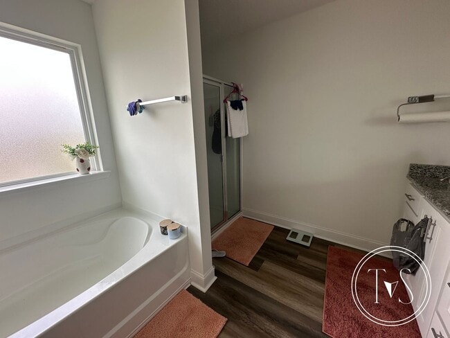 Building Photo - FALL MOVE-IN SPECIAL: $1000 OFF 1ST MONTH'...