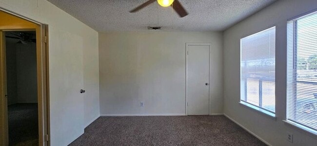 Building Photo - Tour Today! 2/1.5 Townhome in Longview