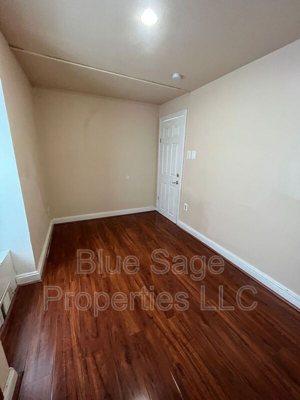 Building Photo - 17 S Church Ln
